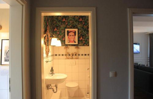 R B Apartment Hamburg Family - zentrumsnah - 108 qm mit Dachterrasse - Küche - Waschtrockner - Smart TV - Badewanne & Dusche - kostenloser Parkplatz - 2 Schlafzimmer - Foto 12