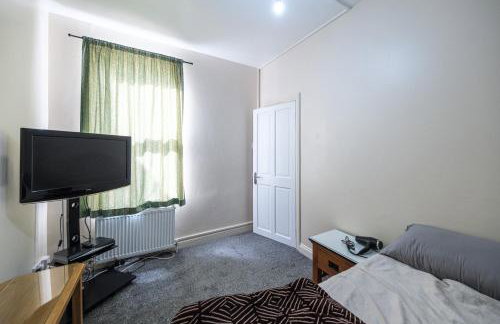 House - Sleeps 8 - Garden - Short Walk to Station - Foto 8