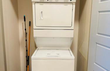 Downtown Modern Elegance Suite with Free Parking, Pool, WIFI and a King Bed - Foto 28