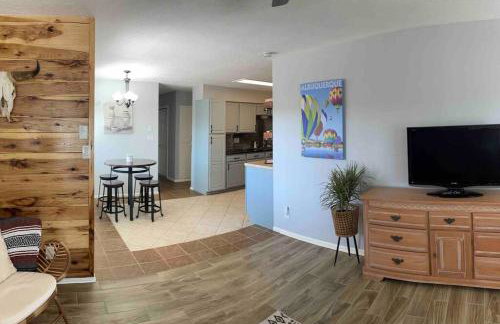 Comfy, contemporary quiet retreat vacation home with views - Foto 19