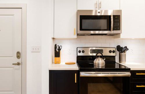 Elegant 2BR with Resort Pool and Lounge Areas 2 - Photo 17