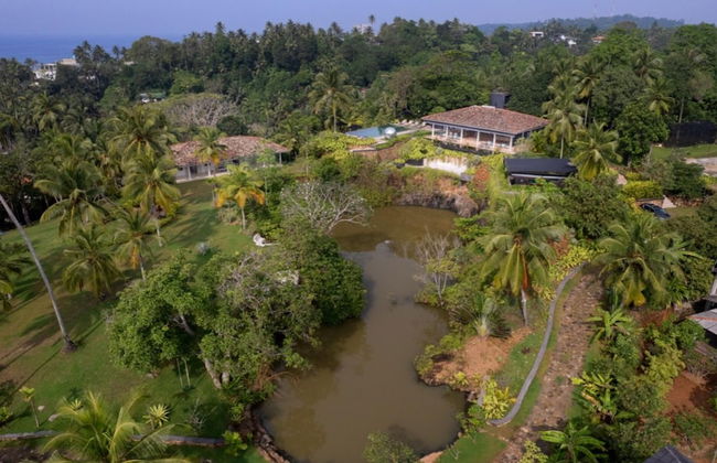 Cool and Contemporary Hilltop Villa With Ocean Views - Photo 17