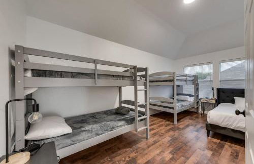 Modern and Luxury DFW Mansion with Backyard Oasis - Foto 24