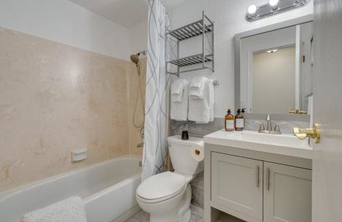 1 Mi to Lake, Shared Hot Tub! Kenmore Retreat - Foto 17