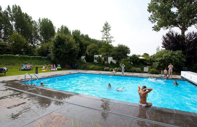 Modern Chalet With a Fireplace in a Holiday Park - Foto 11