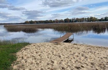 Amazing Lakefront Retreat On Long Lake! 2 Bedroom Home by RedAwning - Foto 34