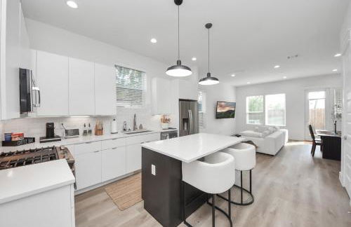 Stylish & Spacious 3BR Gem With Hot tub Near Downtown - Foto 6