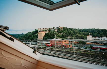 Spacious Penthouse with AC and Free Parking Steps Away From the Central Station - Foto 7