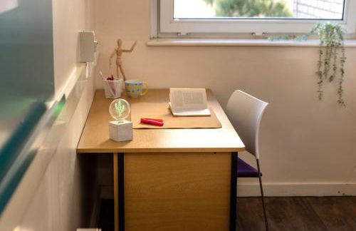 John Lester and Eddie Colman Courts in Salford - Foto 28