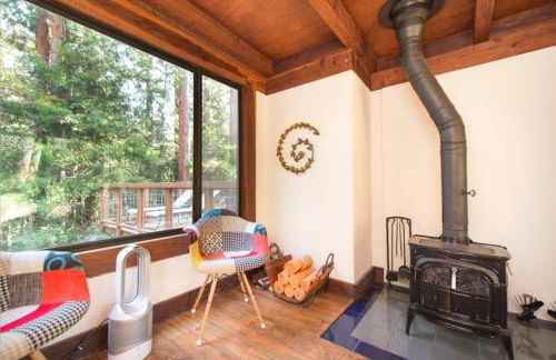 Tree Fort! Redwoods! Hot Tub!! Fire Table!! Google Smart Home!! Fast WiFi!! Dog Friendly! - Foto 9