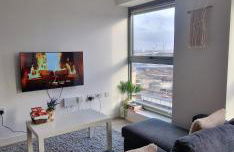 Modern High-Rise 1BR, Panoramic City Views - Foto 1