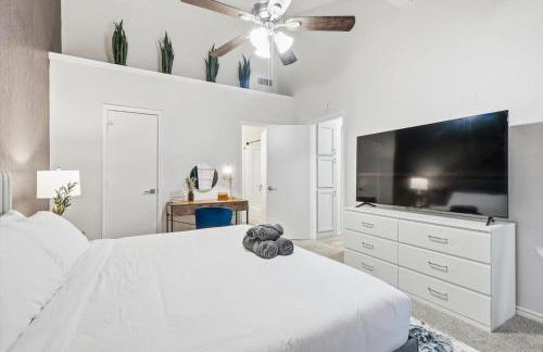 Luxury Living w Backyard Pool Oasis 5BD 3BA - Foto 14