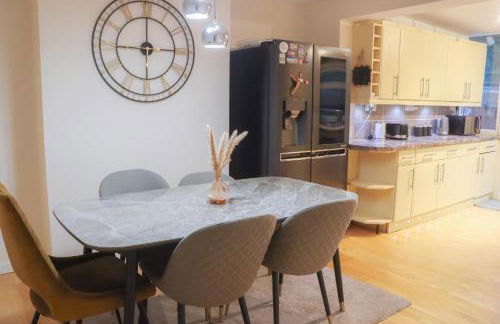 Beautiful 2 Bedroom house with big Garden & Parking fast wifi, and king size bed - Foto 8