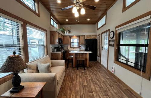 Peaceful Lakefront Tiny Cabin Nestled in the Sabine National Forest for a Romantic Escape in Hemphill, Texas - Foto 11