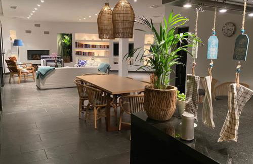 Idyllic 6 bed villa stunning sea view salt pool - Foto 2