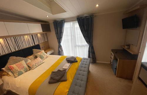 Indulgence Lakeside Lodge i3 with hot tub, private fishing peg situated at Tattershall Lakes Country Park - Foto 38