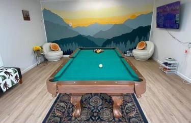 Peak-a-Blue Cabin - Watch Movies from Hot Tub, Mountain View, Bigfoot Bunker Game Room, Fire Pit, Oversized Deck, Screened-in Porch - Foto 15