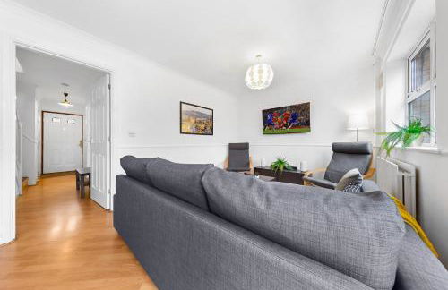 Cozylease 3 Bedroom Canary Wharf Family,Workcation, Fast WiFi, Workspace,1 stop to City - Photo 15