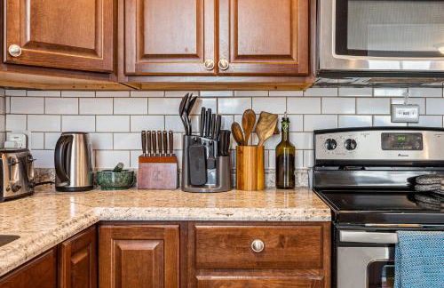 HOT TUB Firepit Pool Table Patio Cozy Downtown Denver - Foto 50