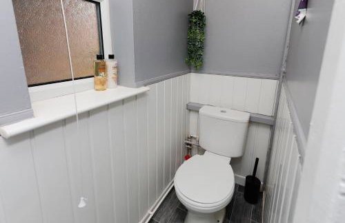 Comfy stays, Rotherham for contractors & Families, spacious, conservatory, free parking, wifi, 3BDR - Foto 8