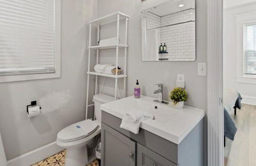 Modern 4BR 2BA Apt Steps to the Beach Open Living - Foto 18