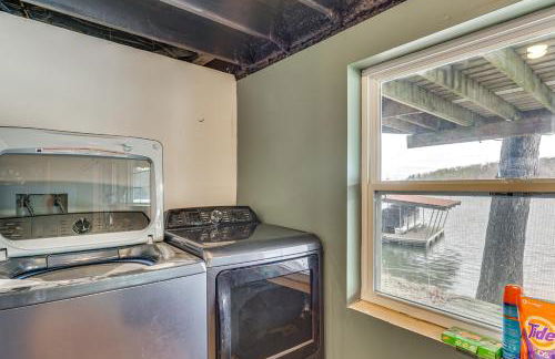 Fish and Boat on Lake of the Ozarks Waterfront Home - Foto 18