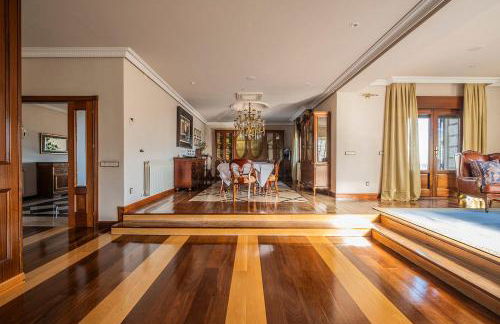 Mansión con Jacuzzi a 40 grados, gran piscina y Pádel - Photo 3