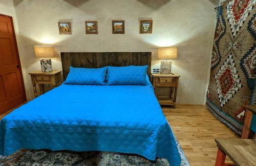 Enchanted Casita with Private Outdoor Hot Tub and Patio, Near Santa Fe Plaza, Sleeps 4 with free parking - Foto 37