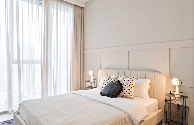 Aya - Elegant 1BR Apartment With Balcony and Creek Views - Photo 4