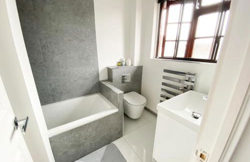 Harbourside House - Great Location - Parking - 2 En-Suites - Sleeps 5 Plus 1 - Photo 15