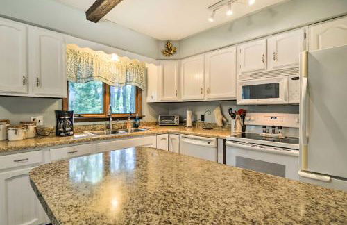 Higgins Lake Getaway with Fire Pit, Walk to Beach! - Foto 11