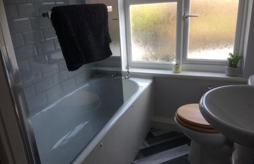 40 Newgate Barnard Castle -Central Location - Court Yard - Dog Friendly - Sleeps 7 - Wood Burner - Complimentary Logs & Wine - Smart TV - Foto 11