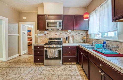 2 King Beds! Fantastic Stylish Bungalow home! - Foto 28