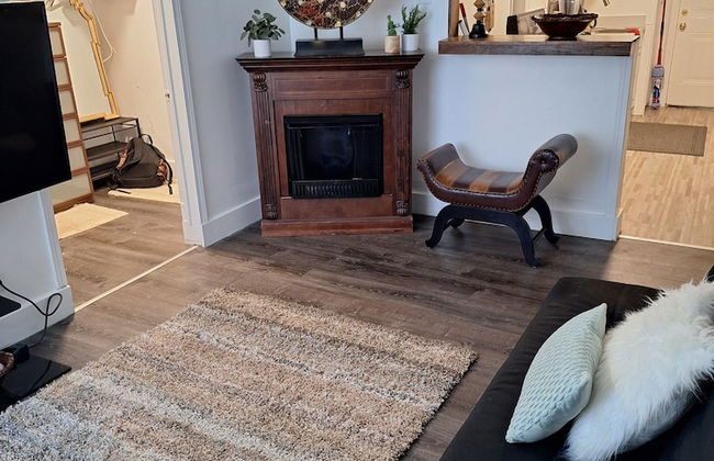 DOWNTOWN AT CUTE AND COZY - Photo 3