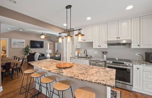 Cheerful 5-bedroom w/Screened Patio, Sleeps 10 in the heart of Fremont! - Foto 1