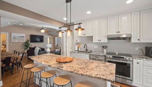 Cheerful 5-bedroom w/Screened Patio, Sleeps 10 in the heart of Fremont! - Foto 1