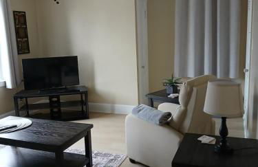 Cozy Urban Retreat - Photo 9