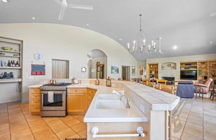 Vineyard Estate w Pool Spa Bocce Ball Mins to Wineries Park Lawndale Manor by AvantStay - Foto 12