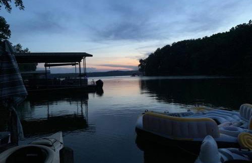 Beautiful Waterfront with Dock Firepit Hot tub - Foto 42