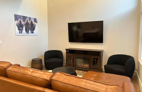 Peaks & Pines Modern Gem, 2 Kings, Bunks, Hot Tub, Walkable, Kid's Cove - Foto 7