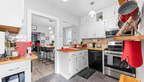 Luxe Suite with Pool Table, King Bed, 3 TVs, & Free Parking - Foto 3, stove, dishwasher, toaster