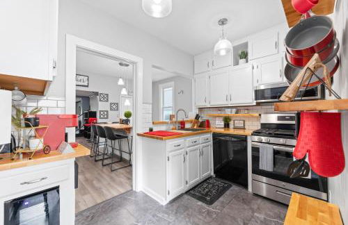 Luxe Suite with Pool Table, King Bed, 3 TVs, & Free Parking - Foto 3