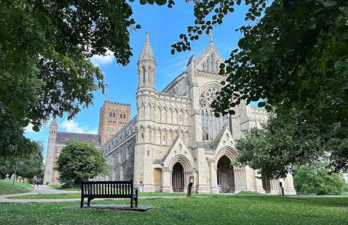 Urban Chic- Stylish Flat in the Heart of St Albans - Photo 36