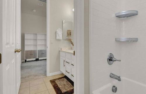 Serenity Retreat: 3BR, Heated Pool, Parking - Foto 24