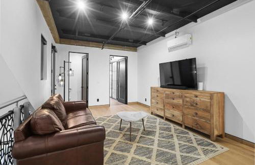 NEW Luxury Concrete Home Just Minutes from the Beach - Foto 39