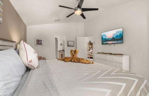 Modern Retreat Pool and Game Room - Foto 47