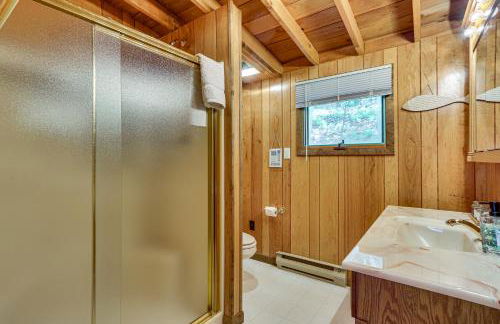 Less Than 1 Mi to Lake Cabin with Hot Tub in Greentown! - Foto 16