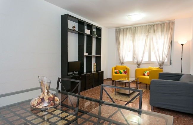 Spacious & Quiet 4 Bedroom Apartment - Photo 18