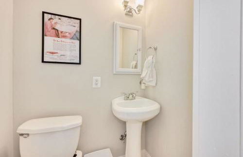 Mid-Century Townhome Steps from Restaurants #DCottage - Foto 7