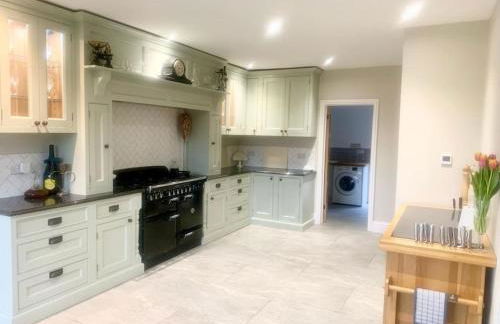 Secluded Countryside Home, Hot Tub, Onsite Pub, Pool Table, Sleeps upto 13, Perfect for a family get together - Photo 9